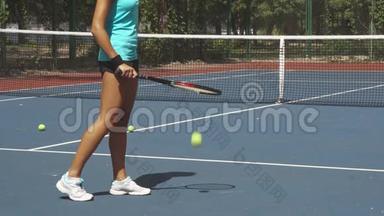 女子的腿在球场上用网球拍打网球拍